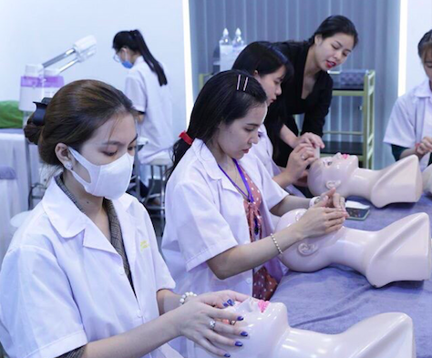 Dịch vụ làm đẹp lên ngôi, ngành 'hot' chăm sóc sắc đẹp được đào tạo thế nào?